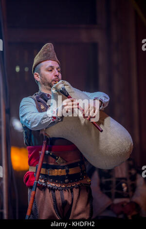 Pernik, Bulgarien - Januar 27, 2017: männlich Dudelsackspieler mit traditionellen bulgarischen Folklore Kostüm spielt Dudelsack an der Eröffnungsfeier der surva, Th Stockfoto