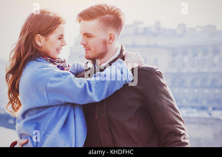 Closeup Portrait von liebevollen Mann und Frau, Junge glückliche Pärchen auf der Suche nach einander außerhalb Stockfoto