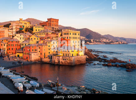 Boccadasse, einem kleinen See Bezirk von Genua, während der Goldenen Stunde Stockfoto