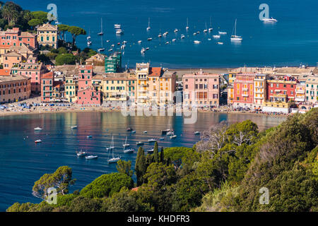 Die Strandpromenade und der Strand von Sestri Levante, aus fernen Hügel gesehen Stockfoto