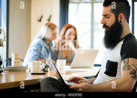 Mann mit Laptop-computer Stockfoto