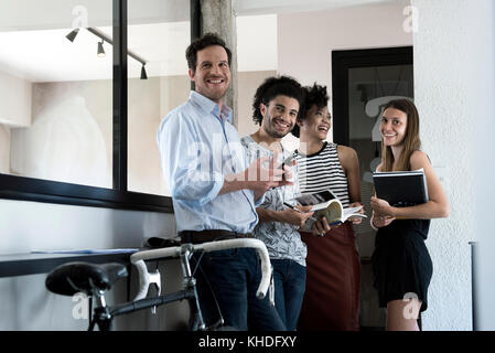 Eine Gruppe von Freunden um ständigen chatten Stockfoto
