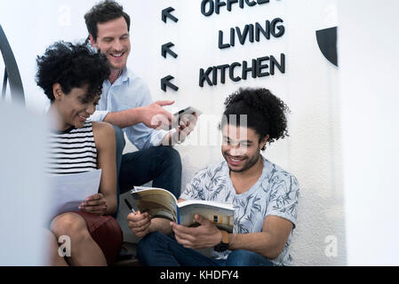 Menschen sitzen zusammen im Treppenhaus sprechen Stockfoto
