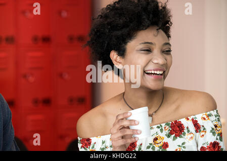 Junge Frau die Kaffeepause Stockfoto