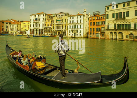 Touristen genießen Sie eine Gondelfahrt auf dem Canal Grande in Venedig, Italien Stockfoto