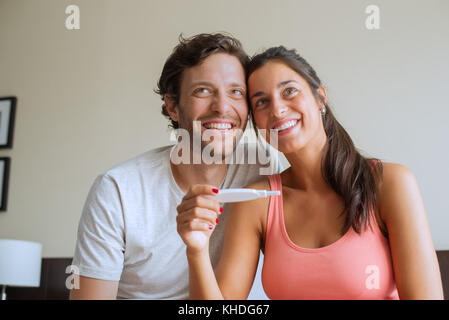 Paar zufrieden mit der Schwangerschaft Test Ergebnisse Stockfoto