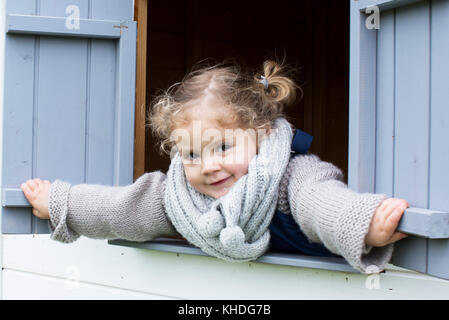 Kleines Mädchen, Fenster Stockfoto