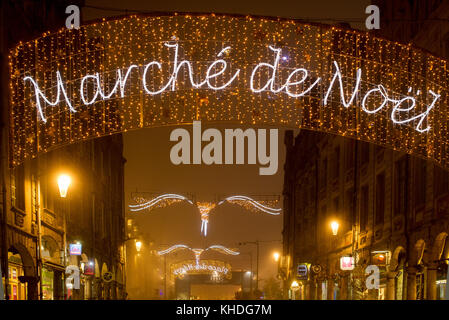 Leuchtreklame Werbung einen Weihnachtsmarkt in Arras, Frankreich Stockfoto