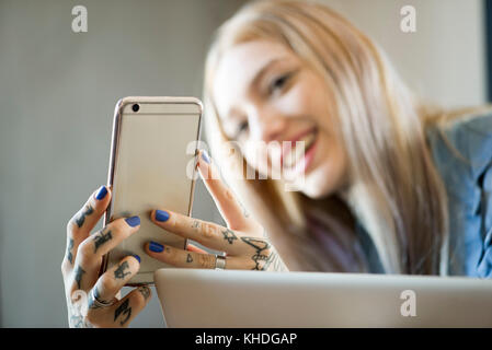 Frau mit Smartphone und lächelnd Stockfoto