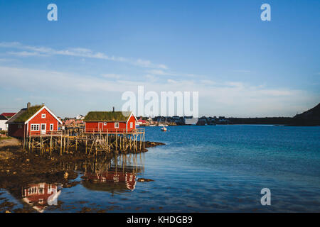 Schöne Landschaft von Norwegen, traditionelle Holzhäuser mit Grasdach in Fischerdorf Reine in Lofoten Stockfoto