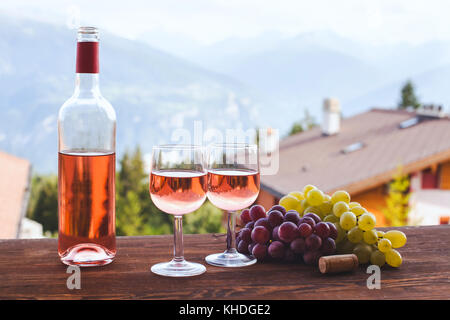 Flasche rosa Rose Wein mit zwei Gläsern, romantisches Abendessen für Paare Stockfoto