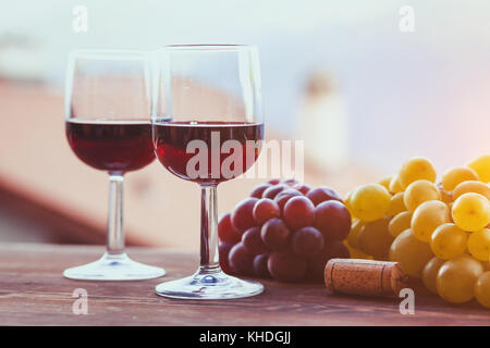 Zwei Gläser Rotwein und Traubensaft, Hintergrund mit Kopie Raum Stockfoto