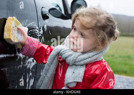 Kleines Mädchen Autoreinigung Stockfoto