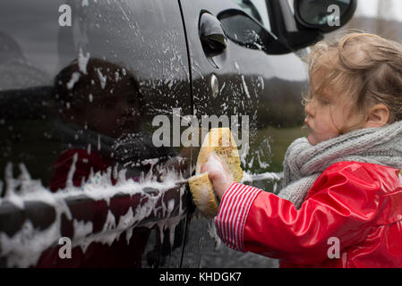 Kleines Mädchen Autoreinigung Stockfoto