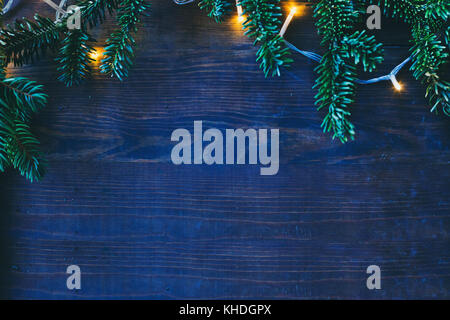 Blaue kalte Weihnachten Hintergrund mit gemütlichen gelbe Leuchten und Copyspace Stockfoto