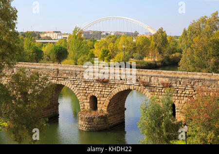 Die moderne Brücke hinter Puente Romano, Römische Brücke, Rio Guadiana, Mérida, Extremadura, Spanien Stockfoto