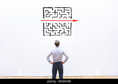 Problem und Lösung Konzept, business Mann über die Ausfahrt aus komplexen Labyrinth denken Stockfoto