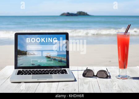 Reisen, Hotels und Flüge buchen Buchung auf dem Bildschirm des Computers Stockfoto