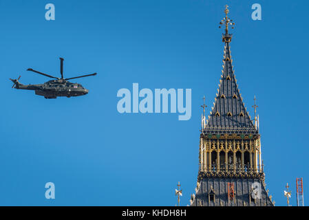 Parliament Square, London, UK. 6. November 2017. Eine militärische Hubschrauber fliegt vorbei an Big Ben in London. Stockfoto