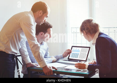 Geschäftsleute auf Projekt zusammen arbeiten im Büro, Teamarbeit Konzept Stockfoto