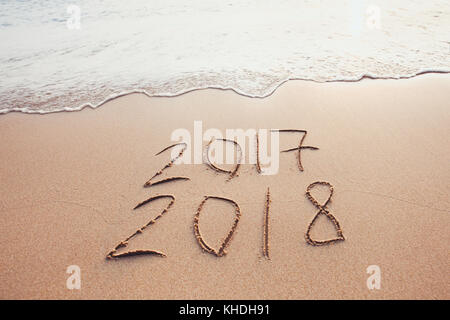 Neues Jahr Veränderung 2017 zu 2018, Termine auf dem Sand des Strandes geschrieben Stockfoto