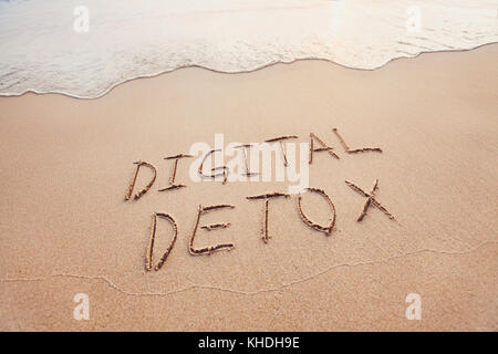 Digital detox Konzept, Worte, die er in den Sand Strand geschrieben Stockfoto