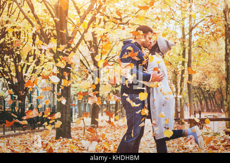 Herbst Liebe, paar Küssen im Herbst Park, glücklicher Mann und Frau außerhalb Stockfoto