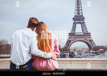 Romantische Ferien in Frankreich, Paar sitzen zusammen in der Nähe von Eiffelturm in Paris, Hochzeitsreise Reisen Stockfoto