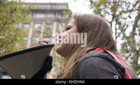 Ein Schüler gibt eine Rede während einer studentischen Demonstration gegen Bildung Schnitte am 15. November 2017 in London, England. Tausende Studenten und Arbeiter marschierten auf die Westminster, wie Sie kostenlose Bildung und Nachfrage und zu beenden. (Foto von Ioannis alexopoulos/Pacific Press) Stockfoto