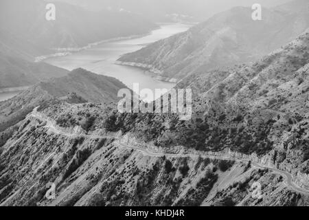 Schöne Aussicht von der Spitze des Berges in den Farben Schwarz und Weiß Stockfoto