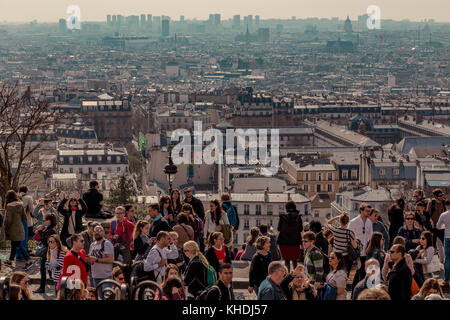 Paris, Frankreich, 26. März 2017: Touristen bewundern die Skyline von Paris von der Terrasse des Sacre Coeur Basilika Stockfoto