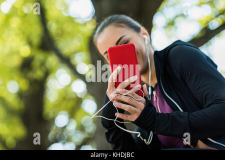 Frau unter Foto mit Smartphone Stockfoto