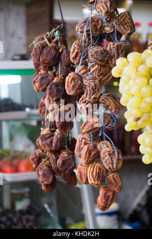 Getrocknete Kakipflaume (diospyros Kaki) hängen an der Straße Markt in Georgien Stockfoto