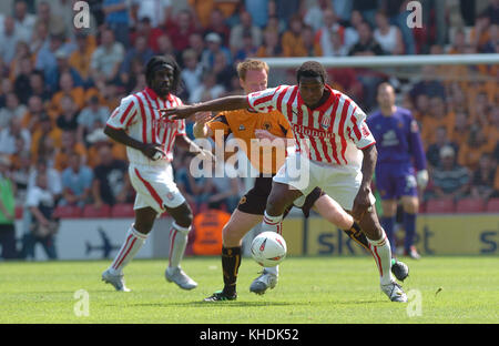 Footballer Jody Craddock und Gifton Noel-Williams Stoke City v Wolverhampton Wanderers, 08. August 2004 Stockfoto