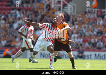 Footballer Jody Craddock und Gifton Noel-Williams Stoke City v Wolverhampton Wanderers, 08. August 2004 Stockfoto