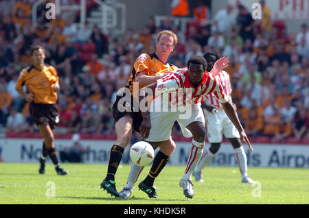 Footballer Jody Craddock und Gifton Noel-Williams Stoke City v Wolverhampton Wanderers, 08. August 2004 Stockfoto