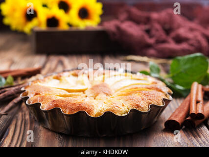 Apfelkuchen mit Zimt auf einem Tisch Stockfoto