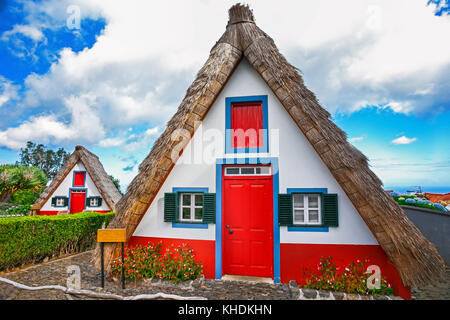 Traditionelle palheiros - Stroh-roofed Häuser von Santana, Madeira, Portugal Stockfoto