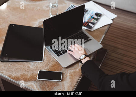 Geschäftsfrau mit Laptop im Hotel Zimmer Stockfoto