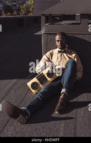 Mann auf dem Boden mit Boombox Stockfoto