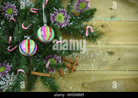 Weihnachten Lebensmittel Foto Bild der grünen Weihnachtsbaum Filialen mit zimtstangen Frische winter blumen baublesand Zuckerstangen im Schnee bestreut Stockfoto