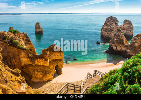 200 Holz Treppen zu Praia Camilo, Algarve Stockfoto