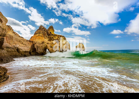 Wellen auf die Felsen am Praia dos Tres Irmaos in der Nähe von Portimao, Algarve, Portugal Stockfoto