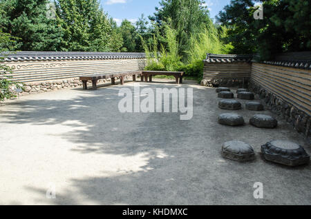 Alten koreanischen Garten mit Bänken und einem traditionellen Steinmauer Stockfoto