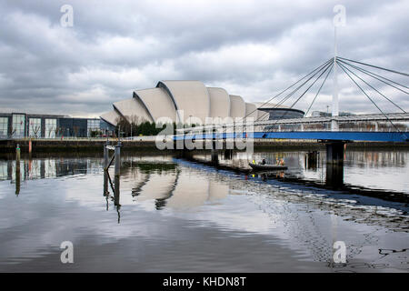 Vereinigtes Königreich, Schottland, Glasgow, Clyde River Clyde Auditorium, "ARMADILLO", GLOCKEN BRÜCKE Stockfoto