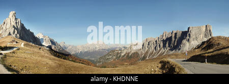 Schöne Weitwinkelansicht pass giau Dolomiten Alpen Italien im Herbst Stockfoto