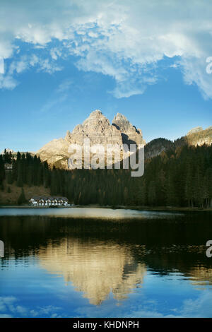 Misurina See im Hintergrund die Drei Zinnen, Dolomiten, Italien Stockfoto