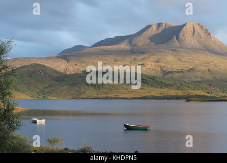 Zwei Ruderboote auf dem Loch schlecht ein Sgalaig über Berge, Schottland suchen Stockfoto