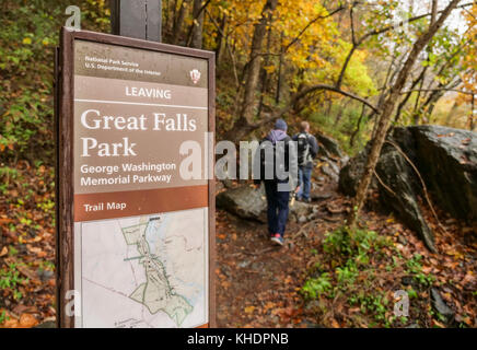 Virginia - November 5, 2017: Wanderer auf einen Herbst Tag Besuch der grosse Park fällt Stockfoto