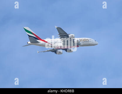 Ein Airbus A380 von Emirates, der vom Flughafen Manchester abfliegt und über Dunham Massey, Trafford, Greater Manchester fliegt. Stockfoto